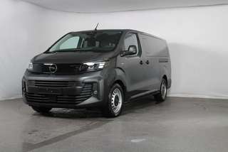 Schräge Frontansicht auf einen Opel Vivaro , freigestellt