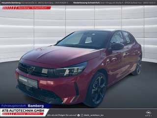 Schräge Frontansicht auf einen Opel Corsa , freigestellt