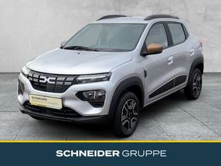 Schräge Frontansicht auf einen Dacia Spring , freigestellt