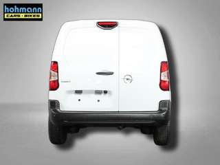 Schräge Frontansicht auf einen Opel Combo , freigestellt