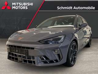 Schräge Frontansicht auf einen CUPRA Leon , freigestellt