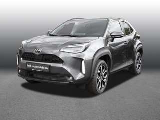 Schräge Frontansicht auf einen Toyota Yaris Cross , freigestellt