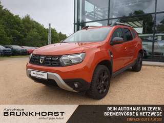 Schräge Frontansicht auf einen Dacia Duster , freigestellt