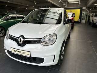 Schräge Frontansicht auf einen Renault Twingo , freigestellt