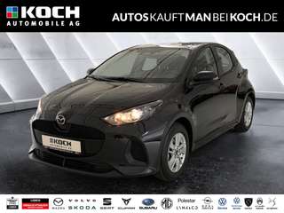 Schräge Frontansicht auf einen Mazda Mazda2 Hybrid , freigestellt