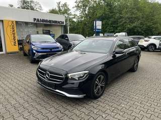 Schräge Frontansicht auf einen Mercedes-Benz E-Klasse , freigestellt