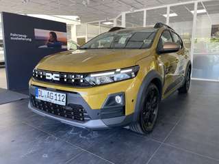 Schräge Frontansicht auf einen Dacia Sandero , freigestellt