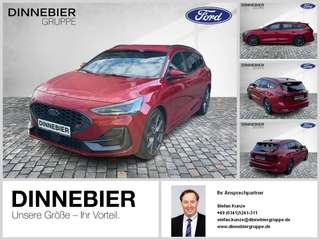 Schräge Frontansicht auf einen Ford Focus , freigestellt