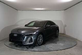 Schräge Frontansicht auf einen Audi A5 , freigestellt
