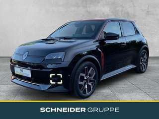 Schräge Frontansicht auf einen Renault 5 E-TECH , freigestellt
