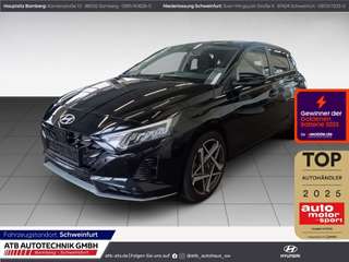 Schräge Frontansicht auf einen Hyundai i20 , freigestellt