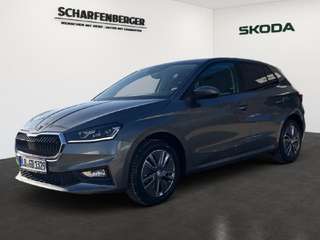 Schräge Frontansicht auf einen Skoda Fabia , freigestellt