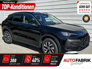 Schräge Frontansicht auf einen Volkswagen T-Roc , freigestellt
