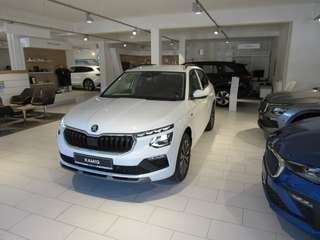 Schräge Frontansicht auf einen Skoda Kamiq , freigestellt