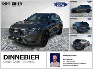 Schräge Frontansicht auf einen Ford Kuga , freigestellt