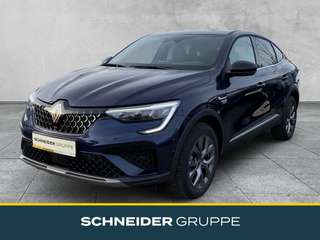 Schräge Frontansicht auf einen Renault Arkana , freigestellt