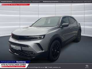 Schräge Frontansicht auf einen Opel Mokka , freigestellt