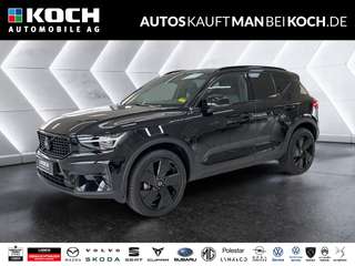 Schräge Frontansicht auf einen Volvo XC40 , freigestellt