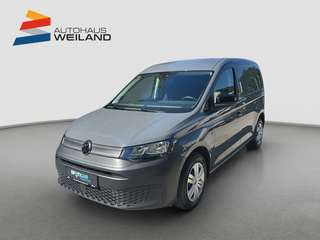 Schräge Frontansicht auf einen Volkswagen Caddy , freigestellt