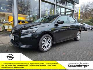 Schräge Frontansicht auf einen Opel Corsa , freigestellt