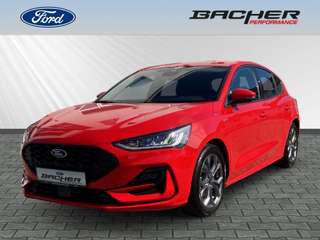 Schräge Frontansicht auf einen Ford Focus , freigestellt