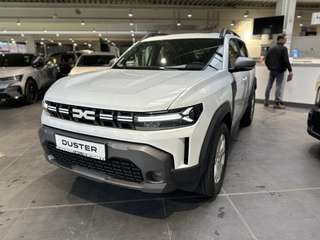 Schräge Frontansicht auf einen Dacia Duster , freigestellt