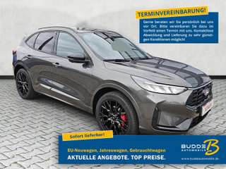 Schräge Frontansicht auf einen Ford Kuga , freigestellt