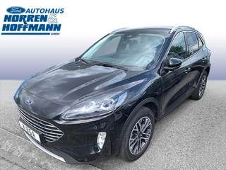 Schräge Frontansicht auf einen Ford Kuga , freigestellt