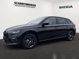 Schräge Frontansicht auf einen Skoda Scala , freigestellt