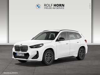 Schräge Frontansicht auf einen BMW X1 , freigestellt