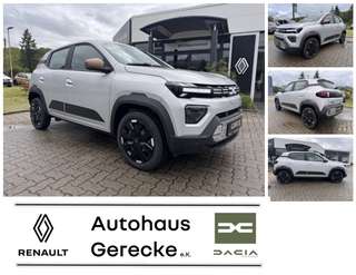 Schräge Frontansicht auf einen Dacia Spring , freigestellt