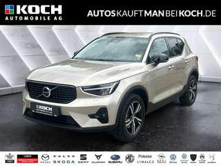 Schräge Frontansicht auf einen Volvo XC40 , freigestellt