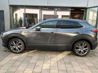 Schräge Frontansicht auf einen Mazda CX-30 , freigestellt