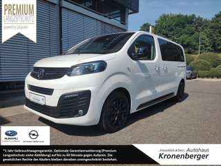 Schräge Frontansicht auf einen Opel Zafira Life , freigestellt