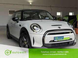 Schräge Frontansicht auf einen MINI COOPER , freigestellt
