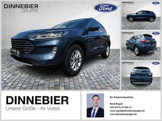 Schräge Frontansicht auf einen Ford Kuga , freigestellt