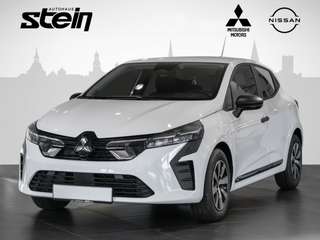 Schräge Frontansicht auf einen Mitsubishi Colt , freigestellt