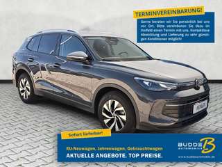 Schräge Frontansicht auf einen Volkswagen Tiguan , freigestellt