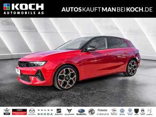 Schräge Frontansicht auf einen Opel Astra , freigestellt