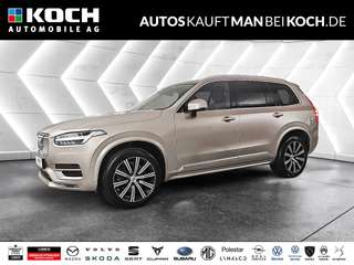 Schräge Frontansicht auf einen Volvo XC90 , freigestellt