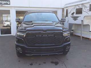 Schräge Frontansicht auf einen Dodge RAM , freigestellt