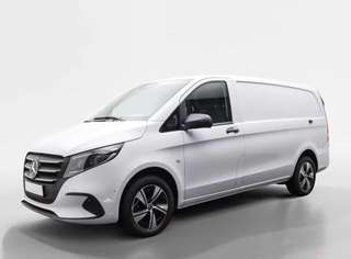 Schräge Frontansicht auf einen Mercedes-Benz Vito , freigestellt