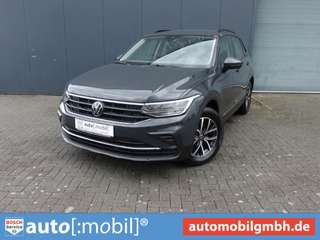 Schräge Frontansicht auf einen Volkswagen Tiguan , freigestellt