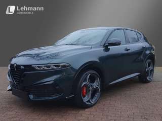 Schräge Frontansicht auf einen Alfa Romeo Tonale , freigestellt