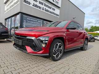 Schräge Frontansicht auf einen Hyundai Kona , freigestellt