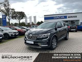 Schräge Frontansicht auf einen Renault Koleos , freigestellt
