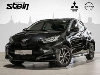 Schräge Frontansicht auf einen Toyota Yaris , freigestellt