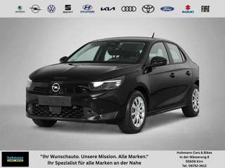 Schräge Frontansicht auf einen Opel Corsa , freigestellt