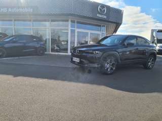 Schräge Frontansicht auf einen Mazda MX-30 , freigestellt