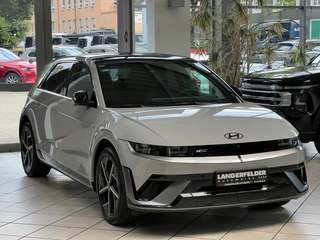 Schräge Frontansicht auf einen Hyundai IONIQ , freigestellt